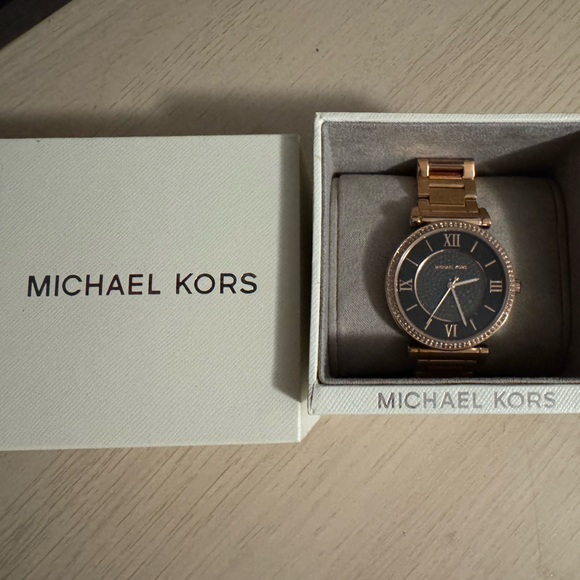 Michael Kors Womens Watch - Picture 2 of 2